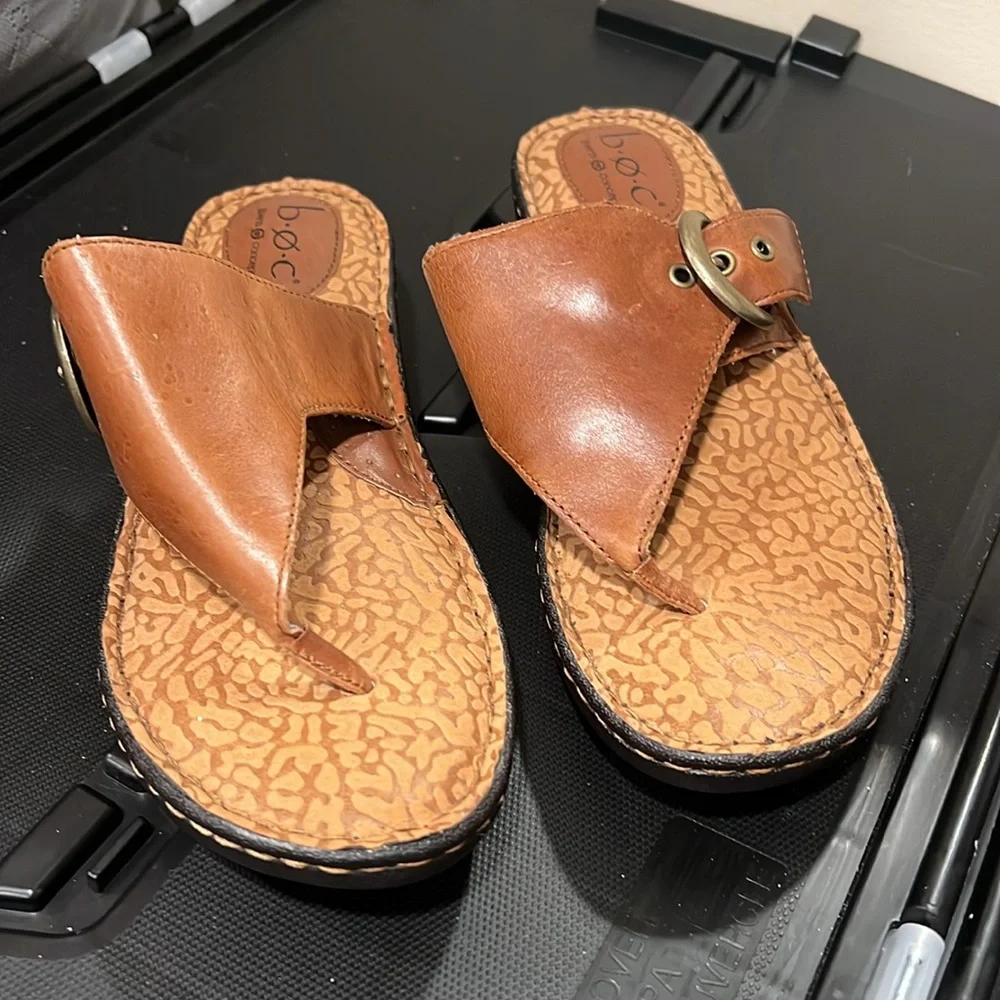 B.O.C Sandals Brown Size 8 M/W Leather T-strap - Picture 2 of 7